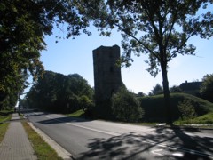 Zabytkowa kamienna wieża